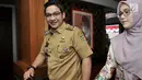 Wakil Wali Kota Palu Sigit Purnomo alias Pasha Ungu didampingi istri Adelia Wihelmina saat tiba di Kemendagri, Jakarta, Senin (12/8/2019). Kedatangan Pasha tersebut untuk bertemu Mendagri Tjahjo Kumolo guna membahas sejumlah masalah internal pengelolaan Kota Palu. (merdeka.com/Iqbal S. Nugroho)