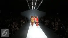 Model membawakan busana rancangan matahari department store di Jakarta Fashion Week (JFW) 2016, Senayan City, Jakarta (27/10). Matahari melayani pecinta mode tanah air melalui lebih dari 140 gerai di 66 kota di Indonesia. (Liputan6.com/Herman Zakharia)