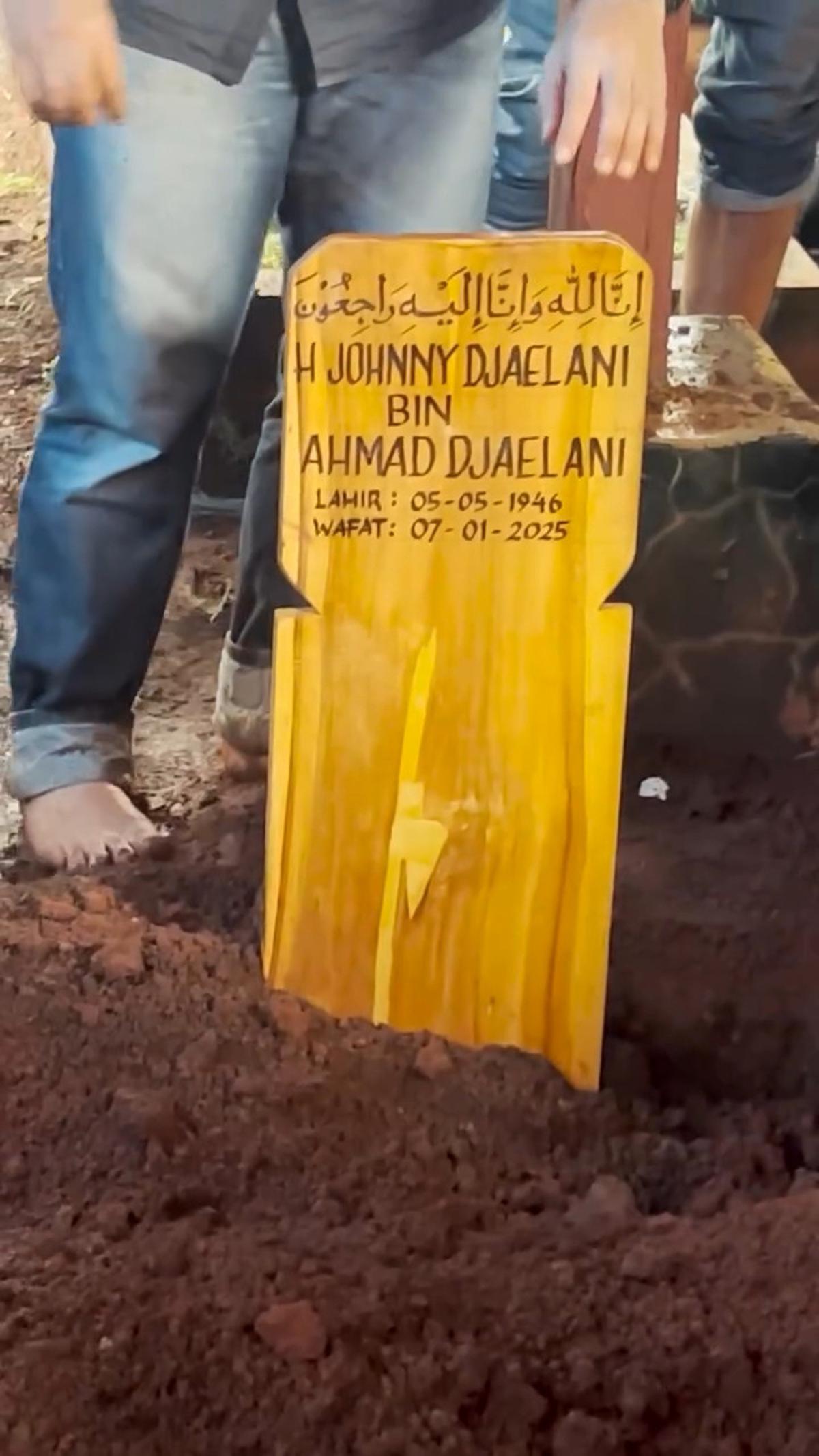 Momen Haru Pemakaman Ayah Baim Wong ada Disamping Istri
