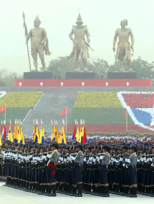 Petugas kepolisian Myanmar berdiri di barisan selama parade untuk memperingati Hari Angkatan Bersenjata ke-73 di Naypyitaw, Selasa (27/3). Angkatan bersenjata Myanmar menampilkan kekuatannya dalam parade militer (AP Photo/Aung Shine Oo)