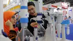 Pengunjung tengah melihat alat laboratorium di salah satu stan dalam pameran Lab Indonesia 2024 di Jakarta Convention Center (JCC), Jakarta, Jumat (26/4/2024). (Liputan6.com/Herman Zakharia)
