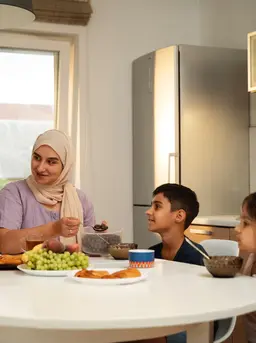 Bagi anak-anak yang belum wajib berpuasa, Ramadan tetap bisa menjadi momen belajar berharga. [Dok/freepik.com]