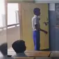 Sebuah video yang beredar di internet memperlihatkan seorang guru pria selalu menghukum muridnya yang datang terlambat ke kelas.