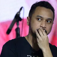 Vokalis Nidji, Giring mengaku banyak mengoleksi piringan hitam alias vynil. Beberapa koleksinya merupakan milik musisi lawas atau penyanyi lawas. (Nurwahyunan/Bintang.com)