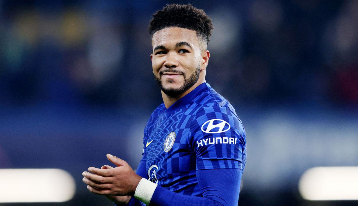 Reece James - Produk akademi Chelsea ini menjelma menjadi bek sayap terbaik di Premier League. Tidak hanya tangguh dalam bertahan, ia juga piawai mencetak gol. Namun sayang penghasilan James ternyata merupakan salah satu yang terendah di Chelsea yakni 58 ribu Pounds perminggu. (AFP/Adrian Dennis)