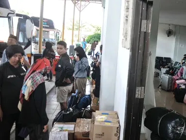 Calon penumpang menunggu jadwal keberangkatan bus antarkota antarprovinsi (AKAP) di Terminal Jatijajar, Depok, Jawa Barat, Minggu (16/4/2023). (merdeka.com/Iqbal S Nugroho)