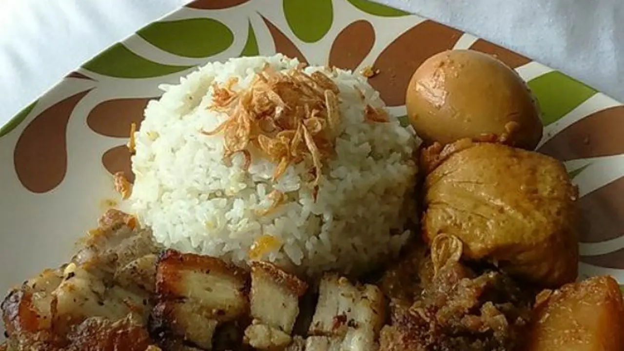10 Potret Nasi Uduk Babi yang Menggemparkan Media Sosial