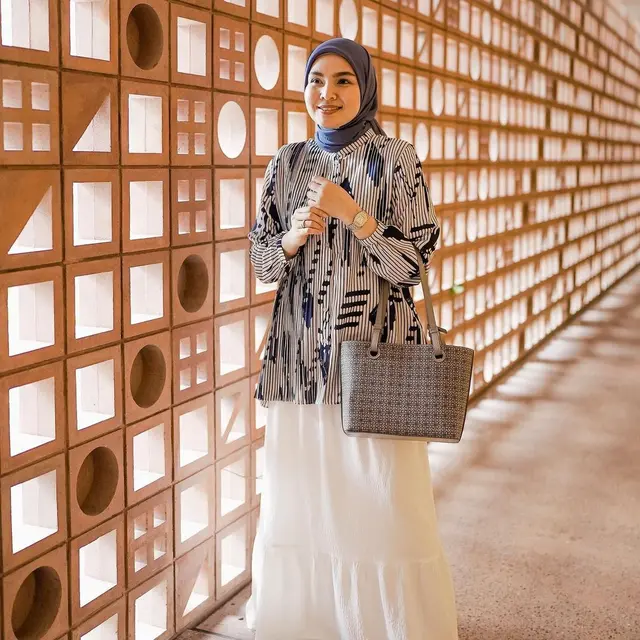 8 Ide Padu Padan Outfit Hijab dan Rok Panjang dari Irish Bella hingga Tasyi Athasyia