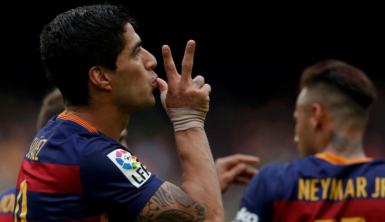 Ekspresi striker Barcelona, Luis Suarez, setelah mencetak gol kedua ke gawang Espanyol dalam laga La Liga di Stadion Camp Nou, Barcelona, (8/5/2016). (Reuters/Albert Gea)