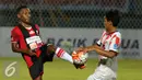 Gelandang Persipura Yohanes F Pahabol berebut bola dengan bek Persija Novri Setiawan saat laga perdana Torabika Soccer Championship presented by IM3 Ooredoo di Stadion Mandala Jayapura,Papua, Jumat (29/4/2016). (Liputan6.com/Helmi Fithriansyah)