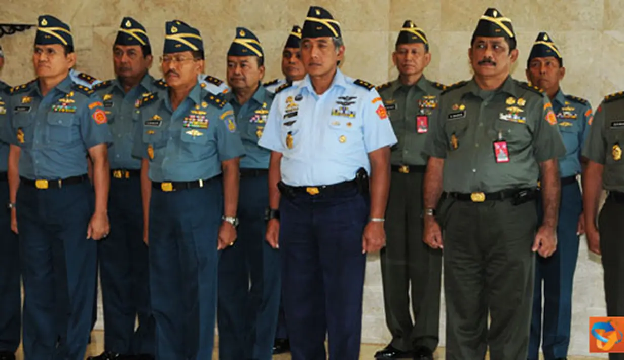 Citizen6, Jakarta: Panglima TNI Agus Suhartono, menerima laporan Korps Kenaikan Pangkat 19 Perwira Tinggi (Pati) TNI terdiri dari Pati TNI Angkatan Darat 8 Orang, TNI Angkatan Laut 7 orang dan TNI Angkatan Udara 4 orang. (Pengirim: Badarudin Bakri)
