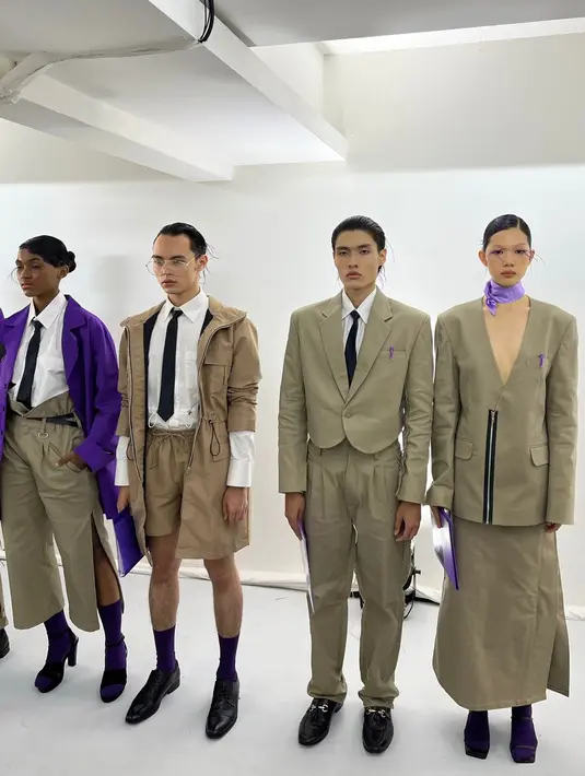 <p>Sederet pakaian fungsional yang sangat praktikal, dengan palet warna dasar meliputi hitam, abu-abu, biru navy dan coklat yang diselingi highlight warna mencolok dan vibrant seperti ungu, tosca dan merah muda berhasil mencuri perhatian. / Foto: Adinda Tri Wardhani - Fimela.com.</p>