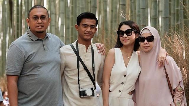 6 Momen Pratama Arhan Liburan Bareng Azizah Salsha dan Mertua di Kyoto, Kompak Banget