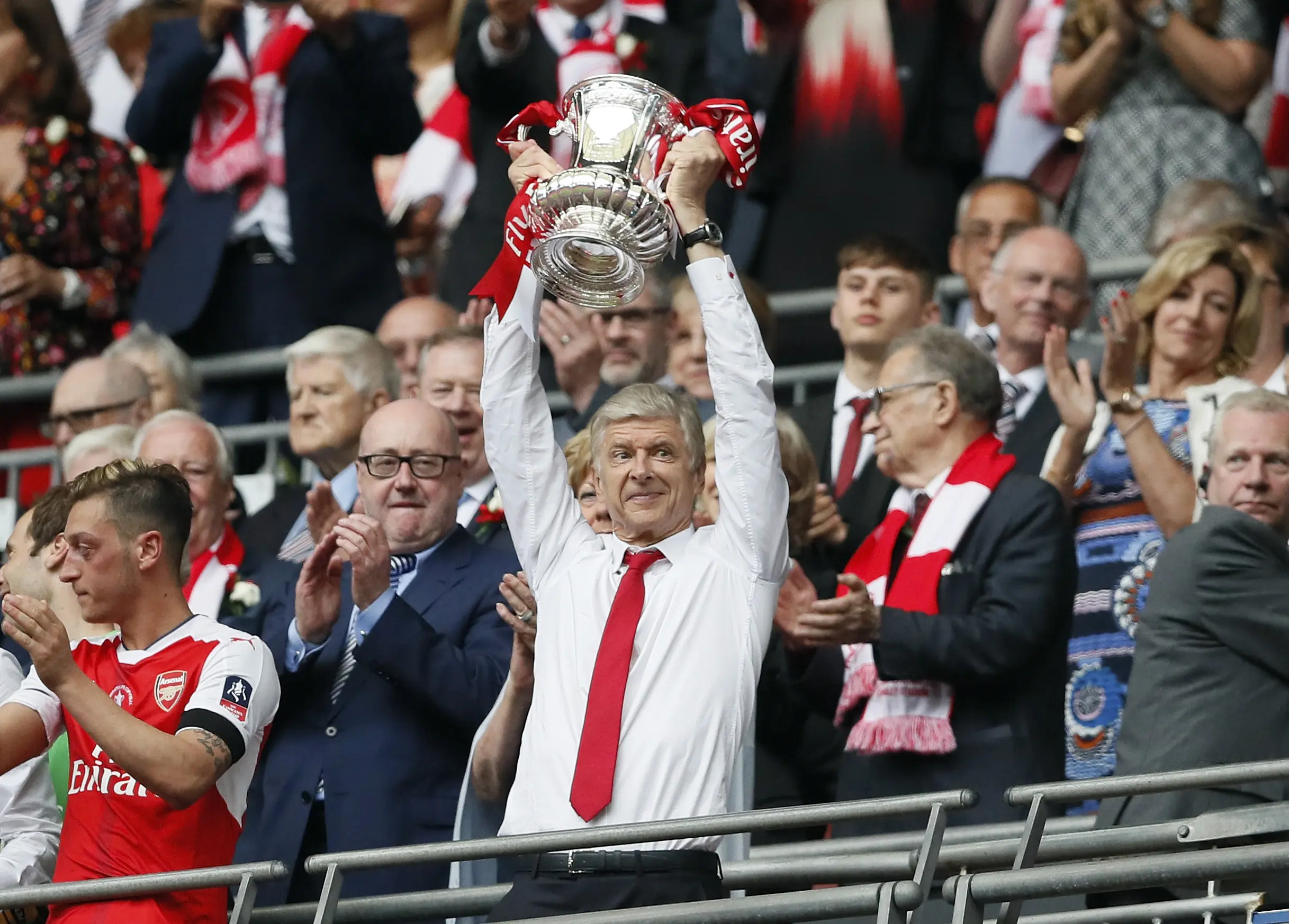 Arsene Wenger memegang trofi Piala FA 2016-2017 di Stadion Wembley, London, Sabtu (27/5). Arsenal mengalahkan Chelsea 2-1 dalam laga final tersebut. (AP Photo)