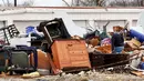 Seorang pria saat mencari barang yang masih dipakai di reruntuhan rumah, Texas, Amerika Serikat, (28/12). Diperkirakan kecepatan amgin ini mencapai 322 km per jam dan mengahancurkan apa yang dilewatinya. (REUTERS/Todd Yates)