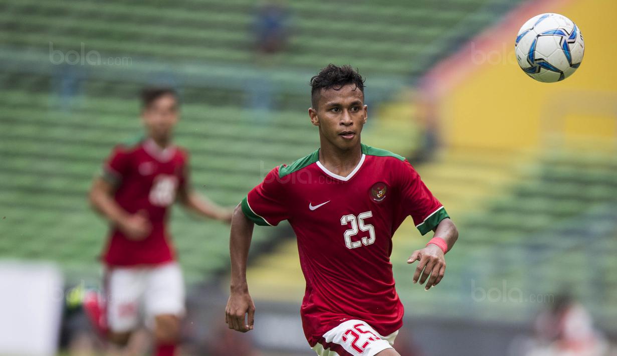 Gelandang Timnas Indonesia, Osvaldo Haay, mengejar bola saat melawan Thailand pada laga SEA Games di Stadion Shah Alam, Selangor, Selasa (15/8/2017). Kedua negara bermain imbang 1-1. (Bola.com/Vitalis Yogi Trisna)