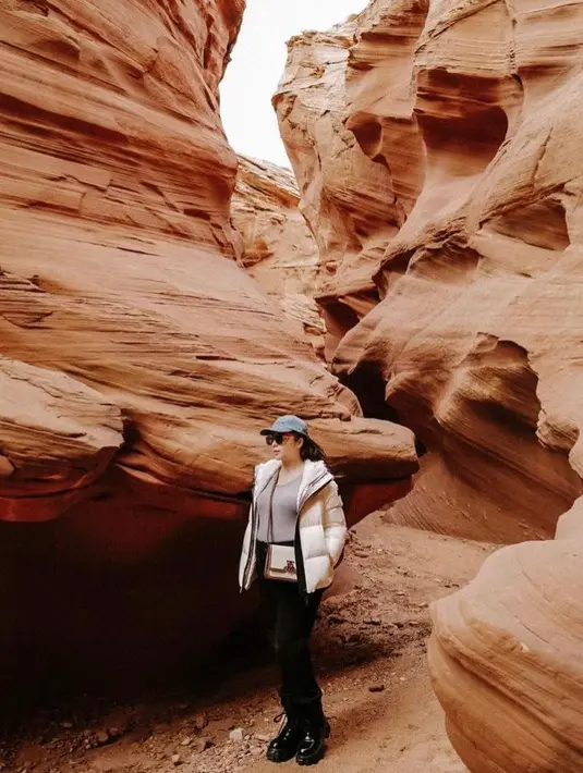 Tengah mengunjungi Antelop Canyone, Lake Powell Page Arizona, Nikita Willy tampil kece dengan padu padan t-shirt puff jacket, dan pants. Aksesori berupa topi pun melengkapi penampilannya. (Instagram/nikitawillyofficial94).