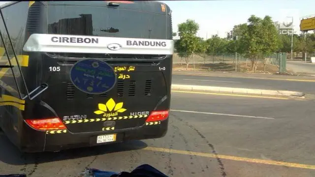 Sebuah bus bertuliskan jurusan Cirebon-Bandung terlihat di jalanan Mekkah.