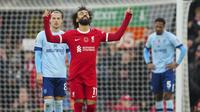 Pemain Liverpool, Mohamed Salah, melakukan selebrasi setelah mencetak gol ke gawang Brentford pada laga pekan ke-12 Liga Inggris 2023/2024 di Stadion Anfield, Minggu (12/11/2023). The Reds menang tiga gol tanpa balas. (AP Photo/Jon Super)