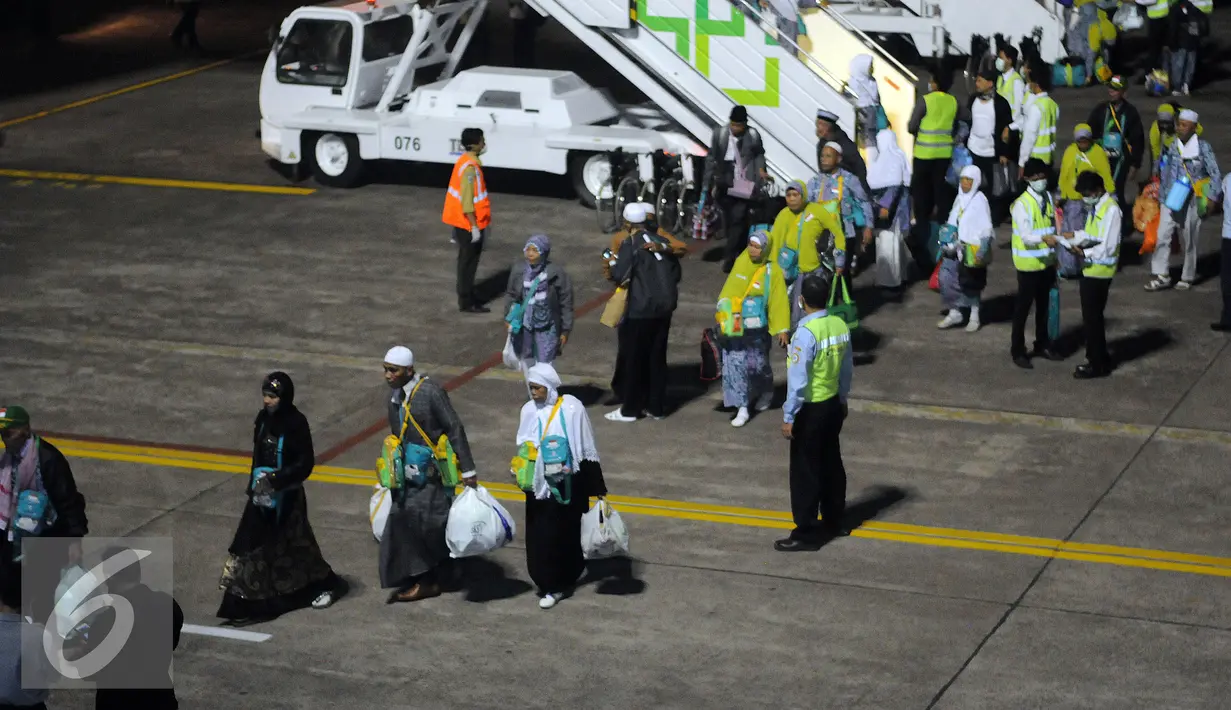 Ratusan jamaah Haji Indonesia embarkasi DKI Jakarta saat tiba di Bandara Halim Perdanakusuma Jakarta, Selasa (29/9/2015). Sebanyak 440 jamaah dengan tiba sekitar pukul 18.30 WIB. (Liputan6.com/Helmi Fithriansyah)