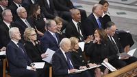 Presiden Amerika Serikat Joe Biden dan istri bersama dengan wakilnya Kamala Harris serta para mantan presiden dan wakil presiden lainnya, termasuk Donald Trump, saat menghadiri pemakaman kenegaraan Jimmy Carter pada Kamis, (9/1/2025). (Dok. AP Photo/Jacquelyn Martin)