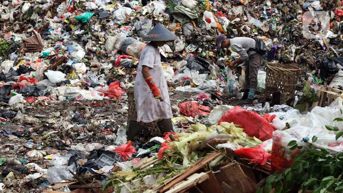 Pemulung memilah sampah di Tempat Pembuangan Sementara Kalibata, Jakarta, Jumat (10/4/2020). Kadis Lingkungan Hidup DKI Jakarta, Andono Warih mengatakan terjadi penurunan tonase sampah rata-rata 620 ton per hari selama penerapan WFH akibat pandemi Covid-19. (Liputan6.com/Helmi Fithriansyah)