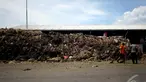 Sampah yang menggunung di Pasar Kramat Jati, Jakarta, Kamis (8/1/2015). (Liputan6.com/Faizal Fanani)