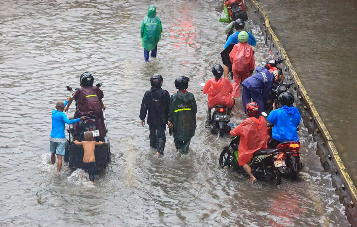 FOTO: Jembatan Tiga Terendam Banjir,  Aktivitas Warga Terganggu