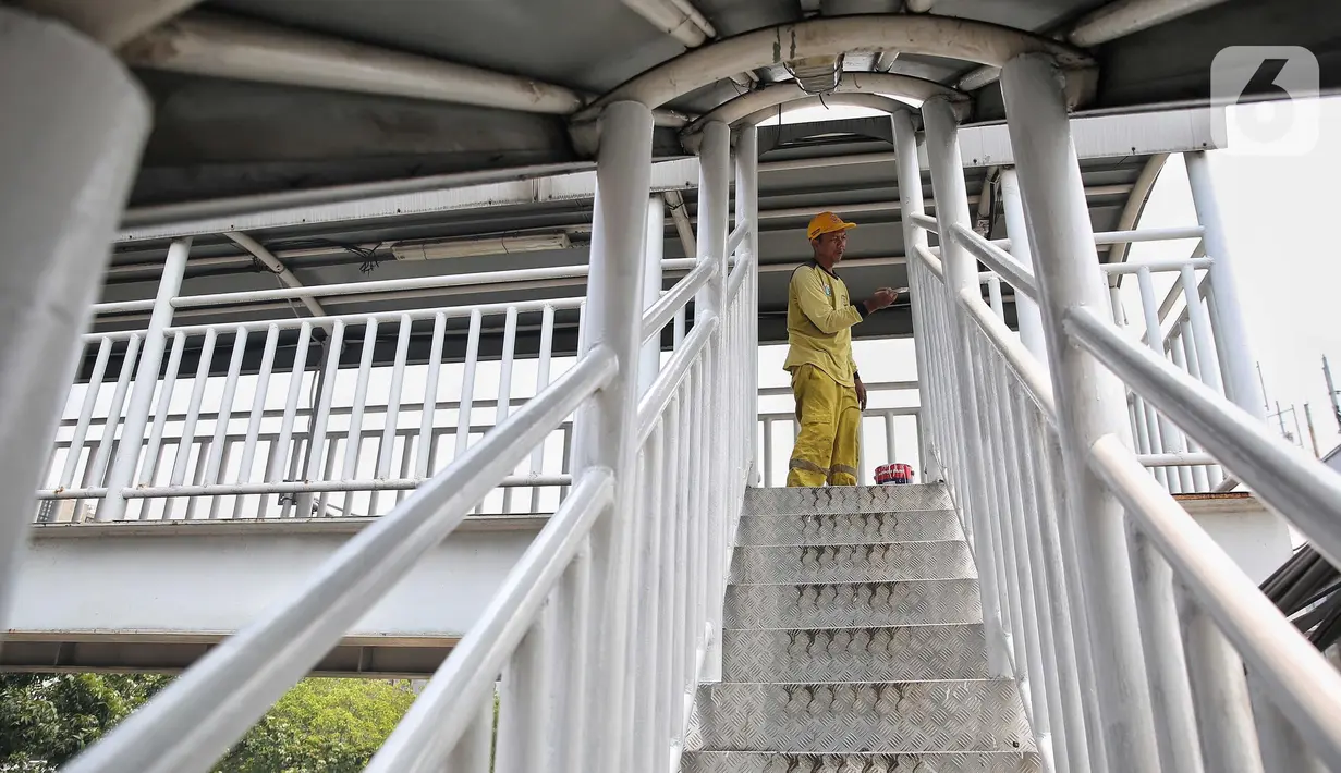 Sebelumnya JPO tersebut viral di media sosial akibat material baja untuk anak tangga dan sisi tangga hilang dan menyisakan kerangkanya saja. (Liputan6.com/Angga Yuniar)