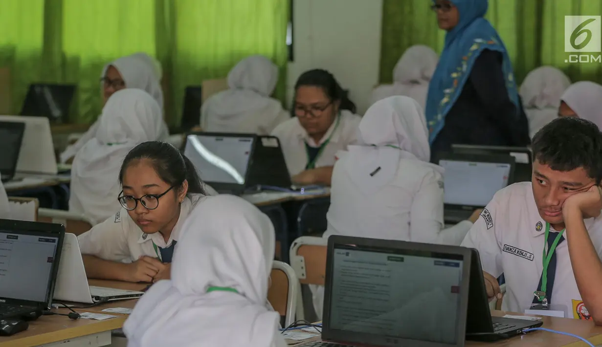 Sejumlah siswa mengikuti Ujian Nasional Berbasis Komputer (UNBK) di SMP Negeri (SMPN) 1, Cikini, Jakarta, Senin, (22/4). Sebanyak 4.279.008 siswa mengikuti UNBK tingkat SMP dan Madrasah Tsanawiyah (MTS) yang dilaksanakan mulai 22 April hingga 25 April. (Liputan6.com/Faizal Fanani)
