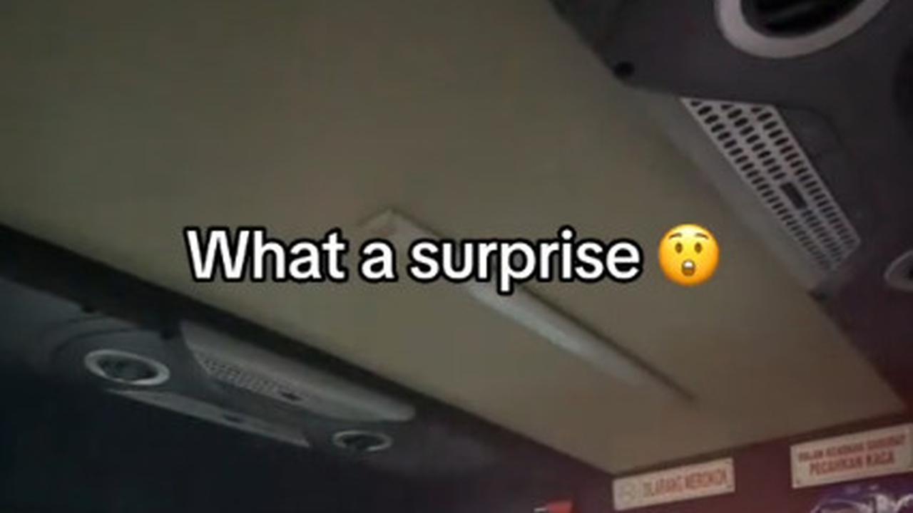 Pintu Buka Tutup Otomatis hingga Punya AC, Momen Wanita Naik Angkot Modern di Jakarta Ini Curi Perhatian