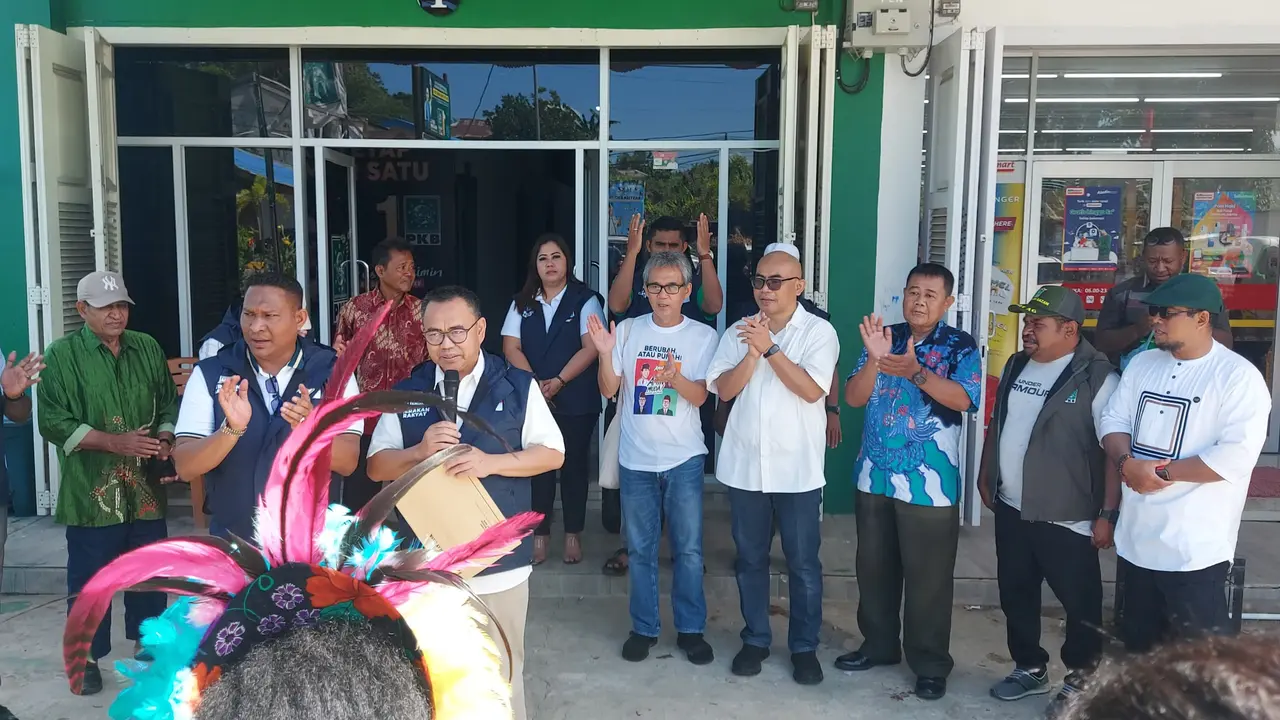Co-captain Tim Pemenangan Nasional Anies Baswedan-Muhaimin Iskandar (Timnas AMIN) Sudirman Said menerima langsung deklarasi dukungan dari Relawan Pace Mace AMIN di Kantor DPW PKB Provinsi Papua Barat Daya, Kamis (28/12/2023).