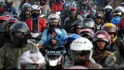 Arus mudik kendaraan roda dua diperkirakan mengalami puncak kepadatan pada Sabtu malam hingga Minggu, dengan volume sekitar 9000 kendaraan per jam, Jawa Barat, Sabtu (26/7/2014) (Liputan6.com/Miftahul Hayat) 