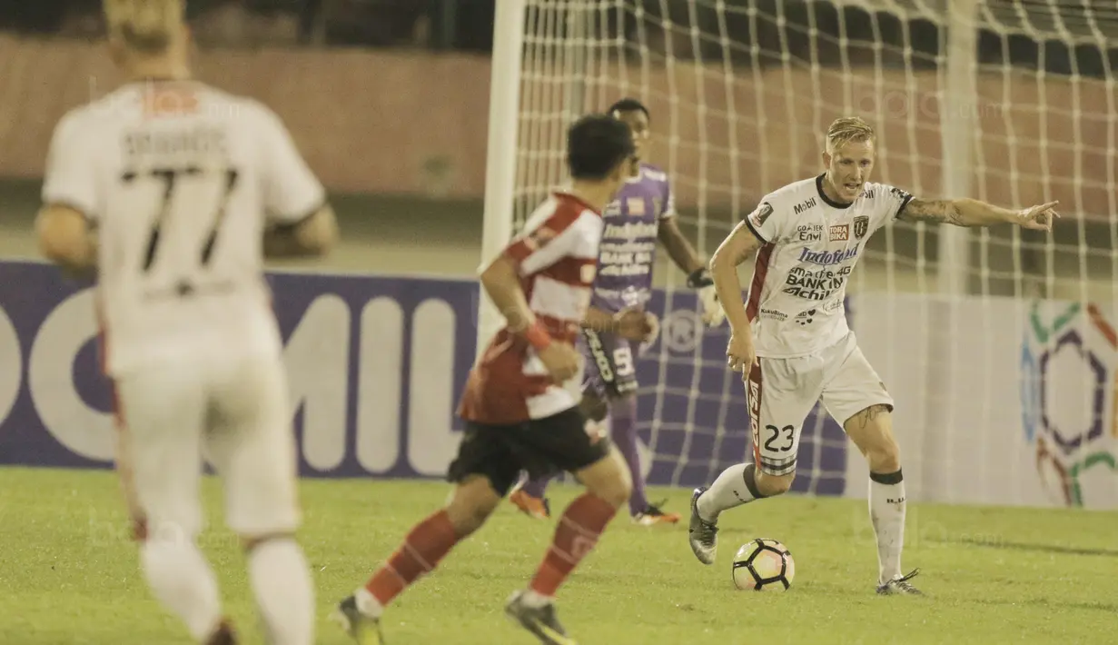 2. Nicky van der Velden (Gelandang) - Pria asal Belanda ini merupakan pemain andalan Bali United, pengalaman serta ketenangannya menjadi penyeimbang di lini tengah Serdadu Tridatu. (Bola.com/M Iqbal Ichsan)