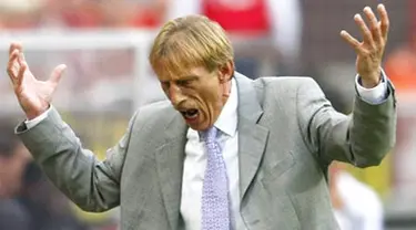 Cologne&#039;s coach Christoph Daum gestures after his team missed a chance against Frankfurt during the Bundesliga football match against Eintracht Frankfurt at the RheinEnergie stadium in Cologne on August 24, 2008. AFP PHOTO DDP/JUERGEN SCHWARZ