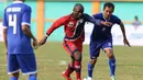 Mbida Messi (kiri) berebut bola dengan pemain PSB, Fikri Al Habsy. (Bolacom/Arief Bagus)