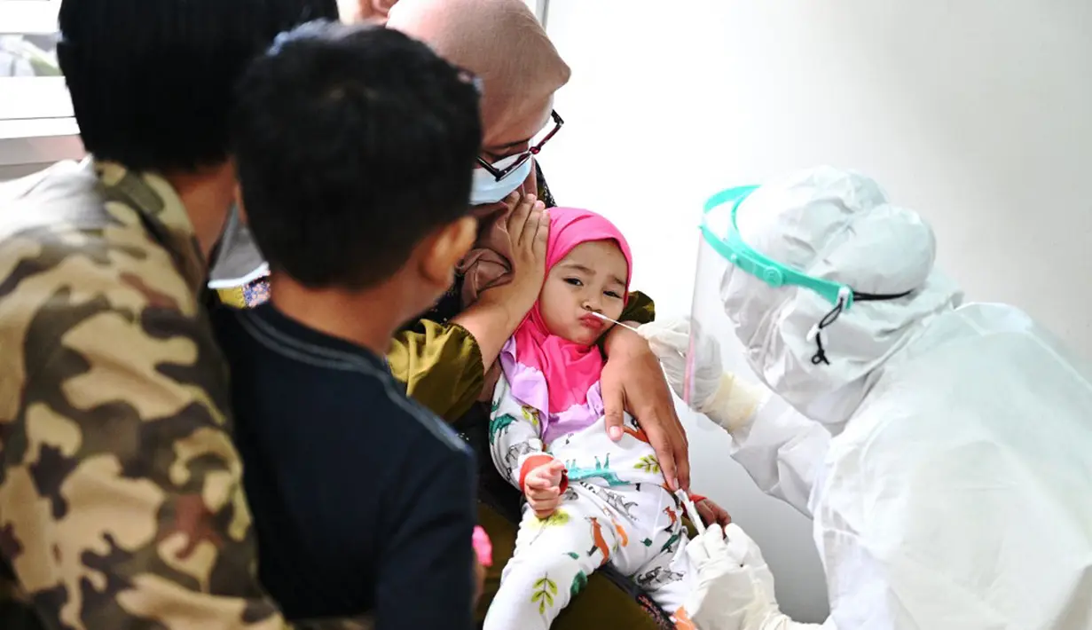 Seorang anak menjalani tes virus corona COVID-19 di Banda Aceh, Aceh, Jumat (13/8/2021). Berdasarkan data covid19.acehprov.go.id pada 12 Agustus 2021 hingga pukul 18.00, kasus COVID-19 di Aceh sebanyak 26.309, dalam perawatan 6.208, sembuh 18.970, dan meninggal 1.131. (CHAIDEER MAHYUDDIN/AFP)