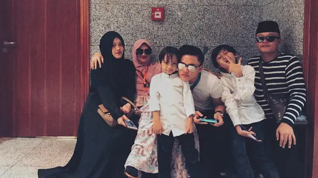 Mengaku Rindu, Ini 6 Momen Kenangan Rizky Febian dan Mendiang Lina Jubaedah