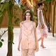Seorang model mengenakan busana sebagai bagian dari koleksi Chanel Haute Couture Musim Gugur/Musim Dingin 2026-2027 untuk Wanita yang dipresentasikan di Paris, Selasa, 7 Juli 2026. (AP Photo/Emma Da Silva)
