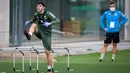 Pemain Real Betis, Carles Alena, ketika mengikut sesi latihan di Luis del Sol, Sevilla, Senin (11/5/2020). Sejumlah klub di Spanyol memulai latihan seiring rencana akan kembali bergulirnya kompetisi La Liga musim ini. (AFP/Real Betis/Fernando Ruso)