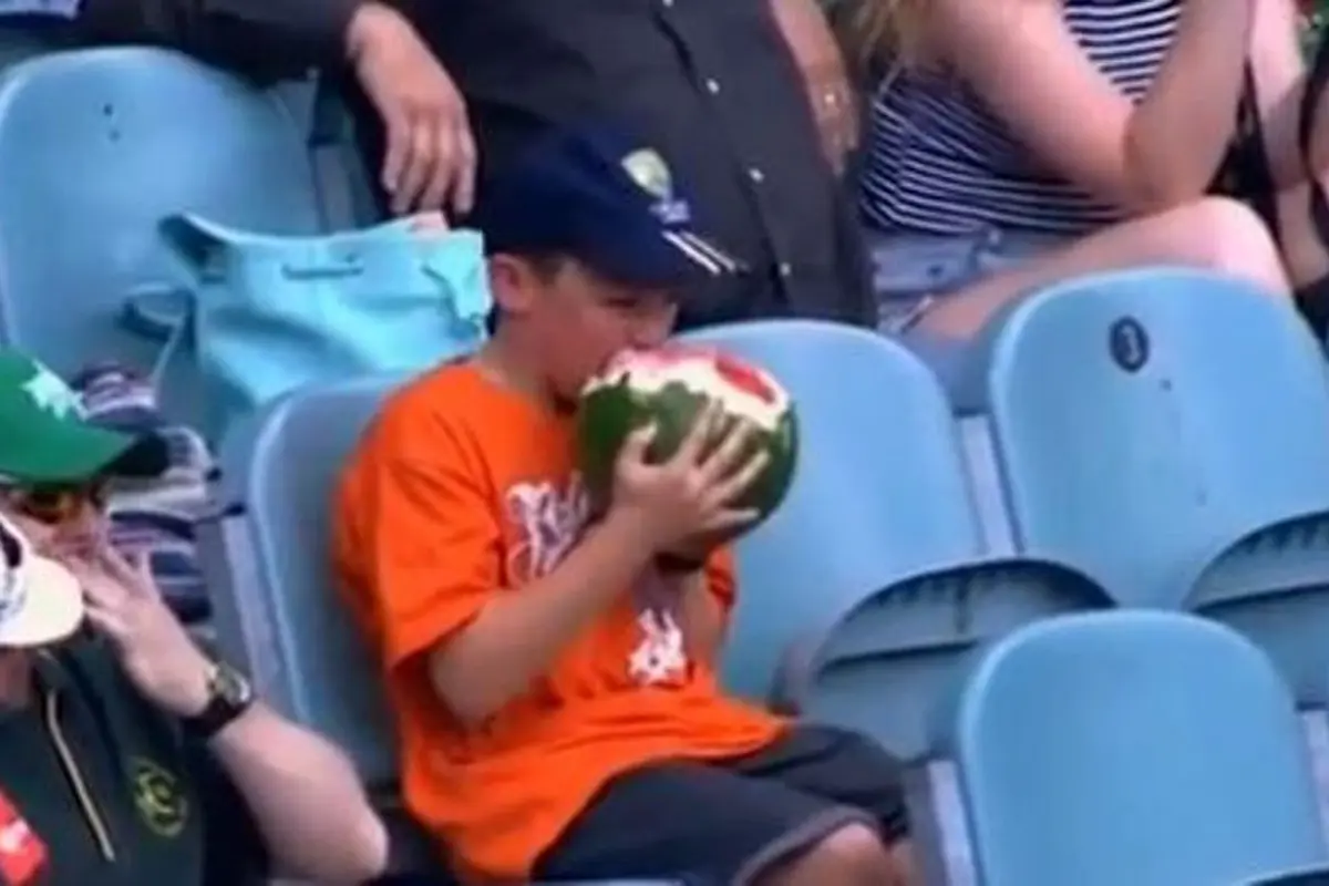 Tertangkap Kamera Makan Melon, Anak Ini Jadi Terkenal