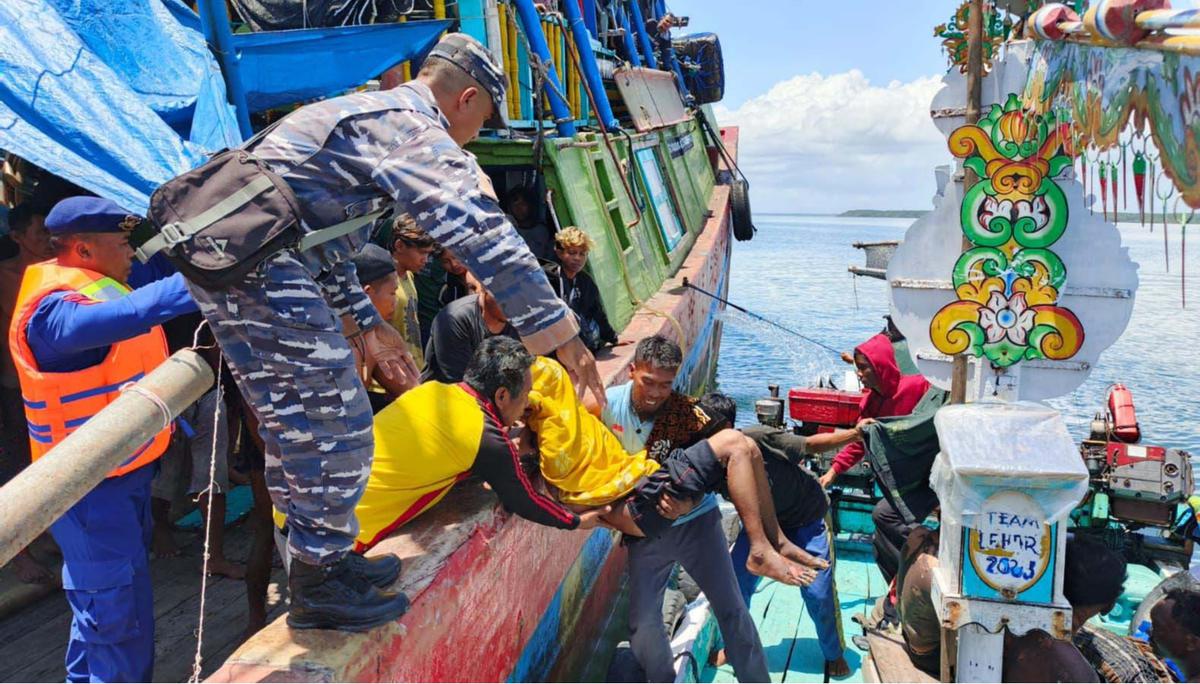 FOTO: Kapal KM Anugrah Indah-18 Terbakar di Laut Sumbawa, TNI AL Evakuasi 25 ABK