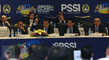 Plt Ketua Umum PSSI, Hinca Pandjaitan (tengah) mengetok palu tanda ditutupnya Kongres Luar Biasa PSSI di Jakarta, Rabu (3/8). Kongres menetapkan enam agenda utama pada Kongres Luar Biasa PSSI mendatang. (Liputan6.com/Helmi Fithriansyah)