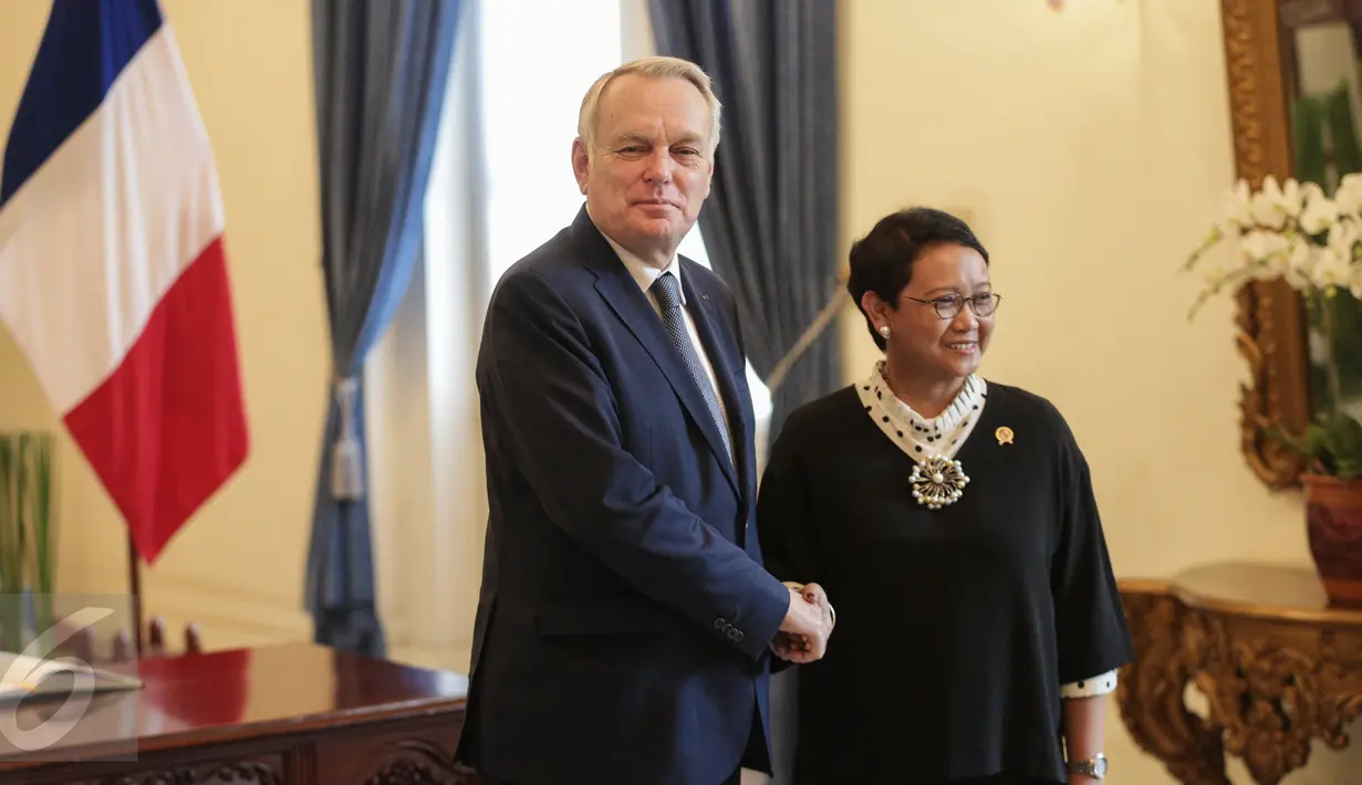 Menlu RI Retno Marsudi menjabat tangan Menlu Prancis Jean-Marc Ayrault setibanya di Kemenlu, Jakarta, Selasa (28/2). Kedatangan Menlu Prancis untuk menyiapkan rencana kunjungan Presiden Prancis ke Indonesia pada Maret 2017. (Liputan6.com/Faizal Fanani)