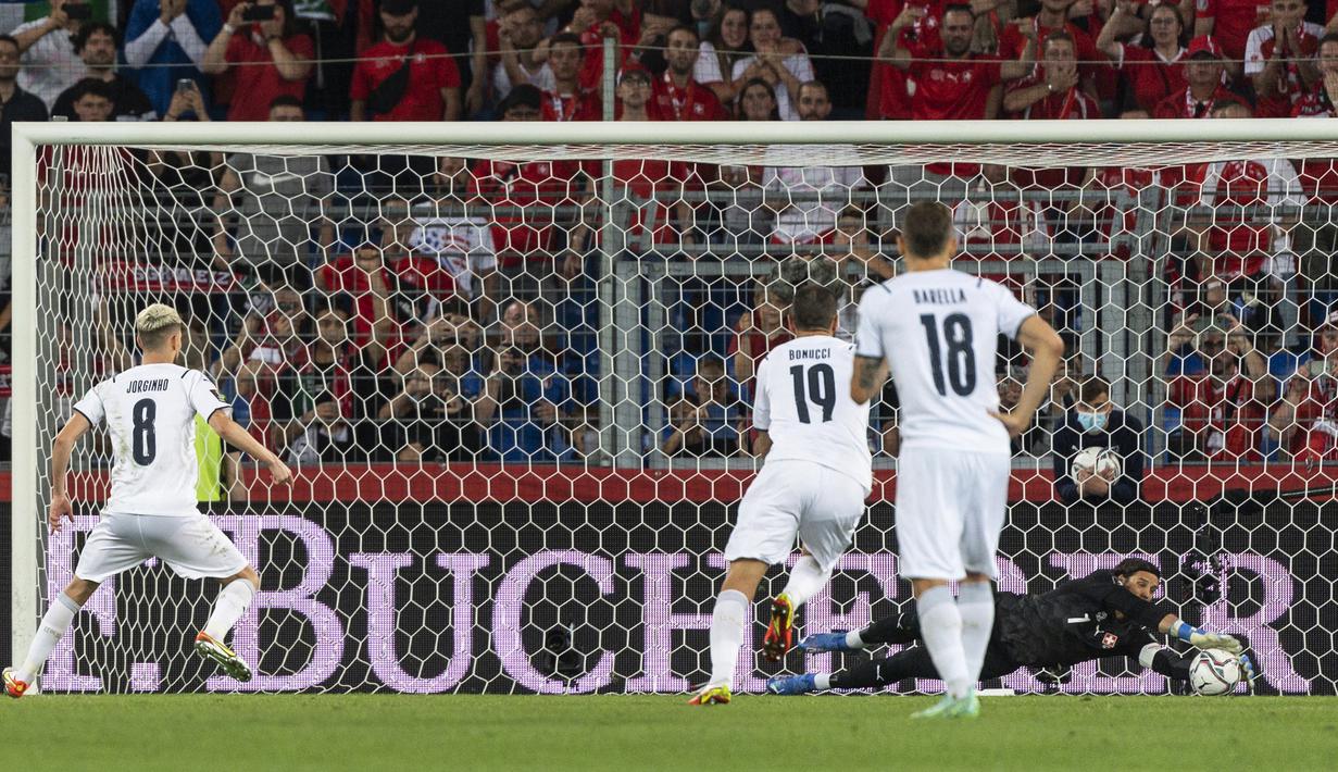 Jorginho yang maju sebagai ekekutor gagal menaklukkan Yann Sommer usai tendangannya ke sisi kiri maih terlalu lemah dan mampu ditangkap kiper Swiss tersebut. (Foto: Keystone via AP/Jean-Christophe Bott)