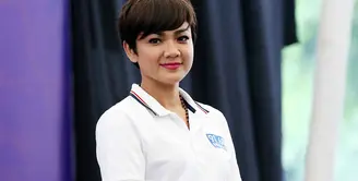 Setelah belasan tahun menghilang mengudara, Nirina Zubir kembali lagi. Ia bersama dengan Augie Fantinus membawakan acara di radio Indika Pagi. Setelah lama vakum, ia sibuk dunia seni peran. (Nurwahyunan/Bintang.com)