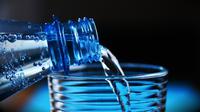 Beberapa tips aman dan sehat ketika minum air kemasan/dok. (AMDK)