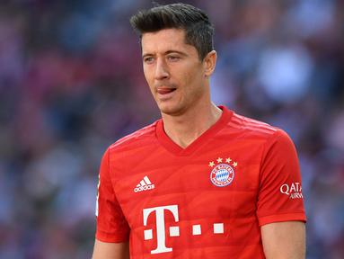 Penyerang Bayern Munchen, Robert Lewandowski dianggap lebih layak mendapatkan penghargaan Ballon d'Or 2021 daripada Lionel Messi. Alasannya, ia mampu tampil tajam musim ini dibandingkan Messi, yaitu dengan mengemas 14 gol dalam 13 laga. (AFP/Chirstof Stache)