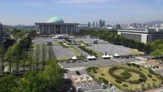 Suasana acara demonstrasi Taekwondo di luar gedung Majelis Nasional Korea Selatan di Seoul (21/5). Acara ini melibatkan sekitar 10.000 peserta termasuk anak-anak yang bertujuan memperkenalkan taekwondo sebagai seni bela diri. (AFP Photo/Jung Yeon-je)