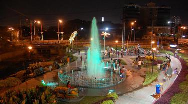 Wisatawan Asing Juga Tertarik Desain Taman Bungkul Surabaya